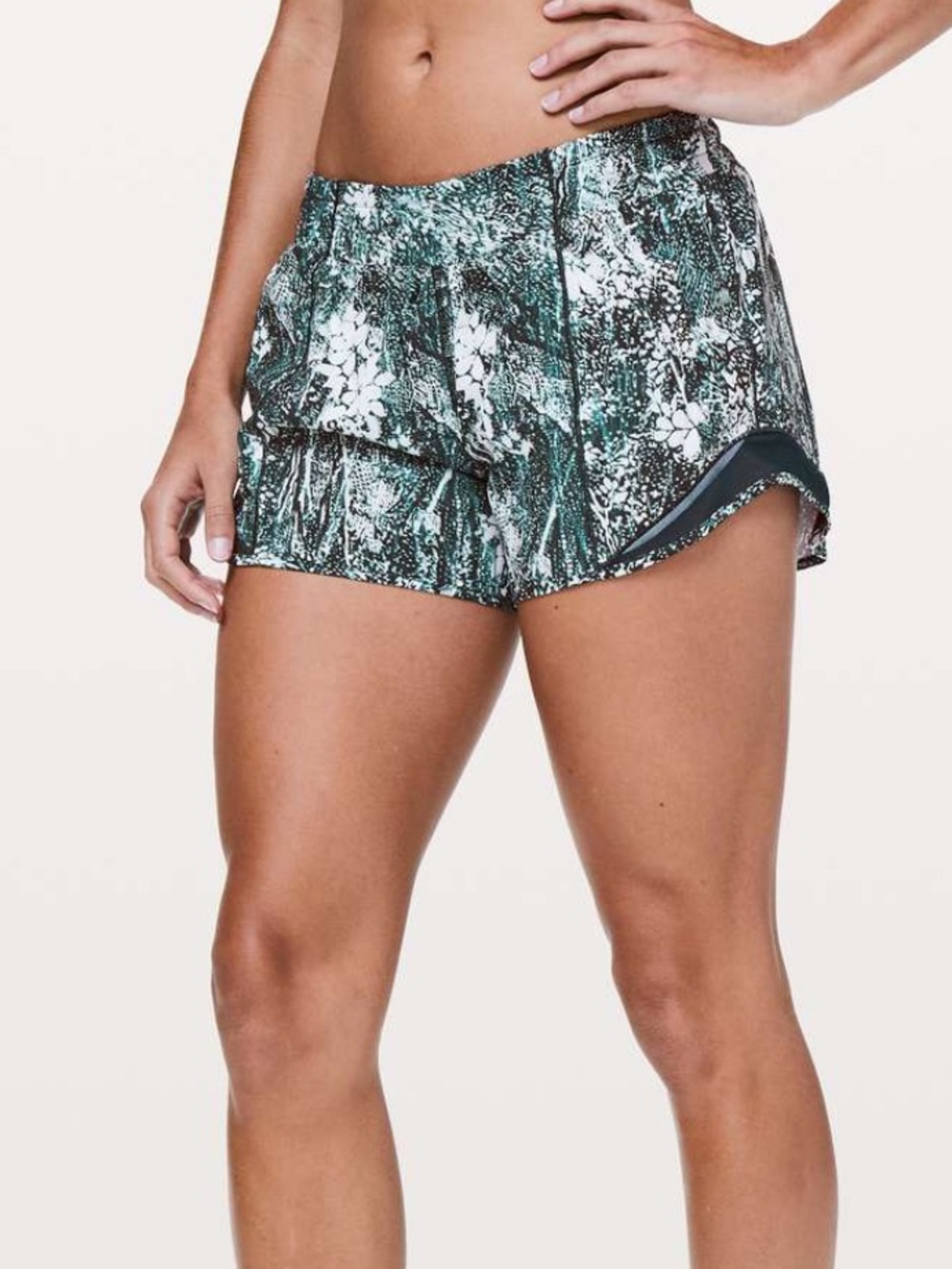 Lululemon hotty hot shorts size 6